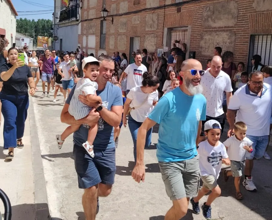 Foto 6 - Los minibueyes vuelven a conquistar a los m&aacute;s peque&ntilde;os en Santiago de la Puebla