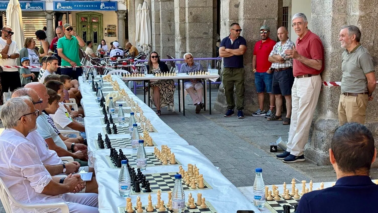 Foto 3 - La Plaza de Espa&ntilde;a se convierte en un gran tablero de ajedrez con la partida simult&aacute;nea de la Asociaci&oacute;n Mundy
