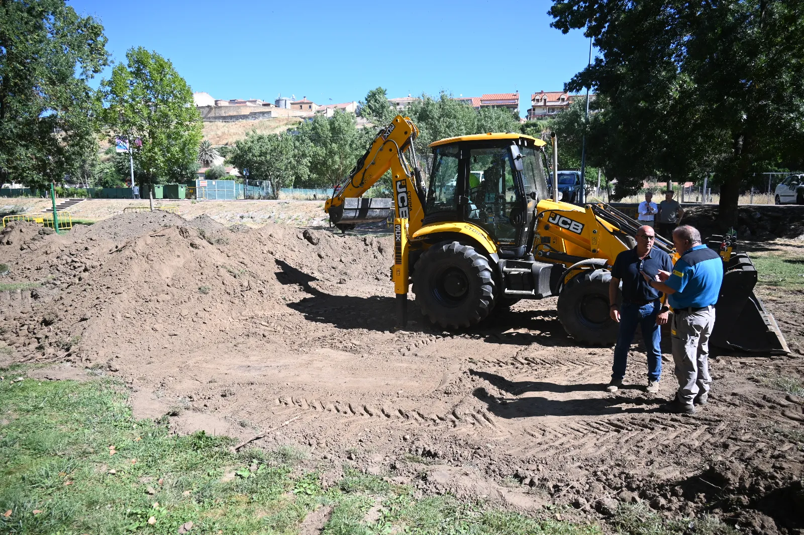 Foto 2 - El Ayuntamiento construye una pista de v&oacute;ley playa homologada