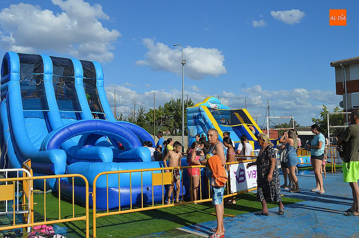 Hinchables y fiesta de la espuma en las fiestas del Barrio Nuevo 