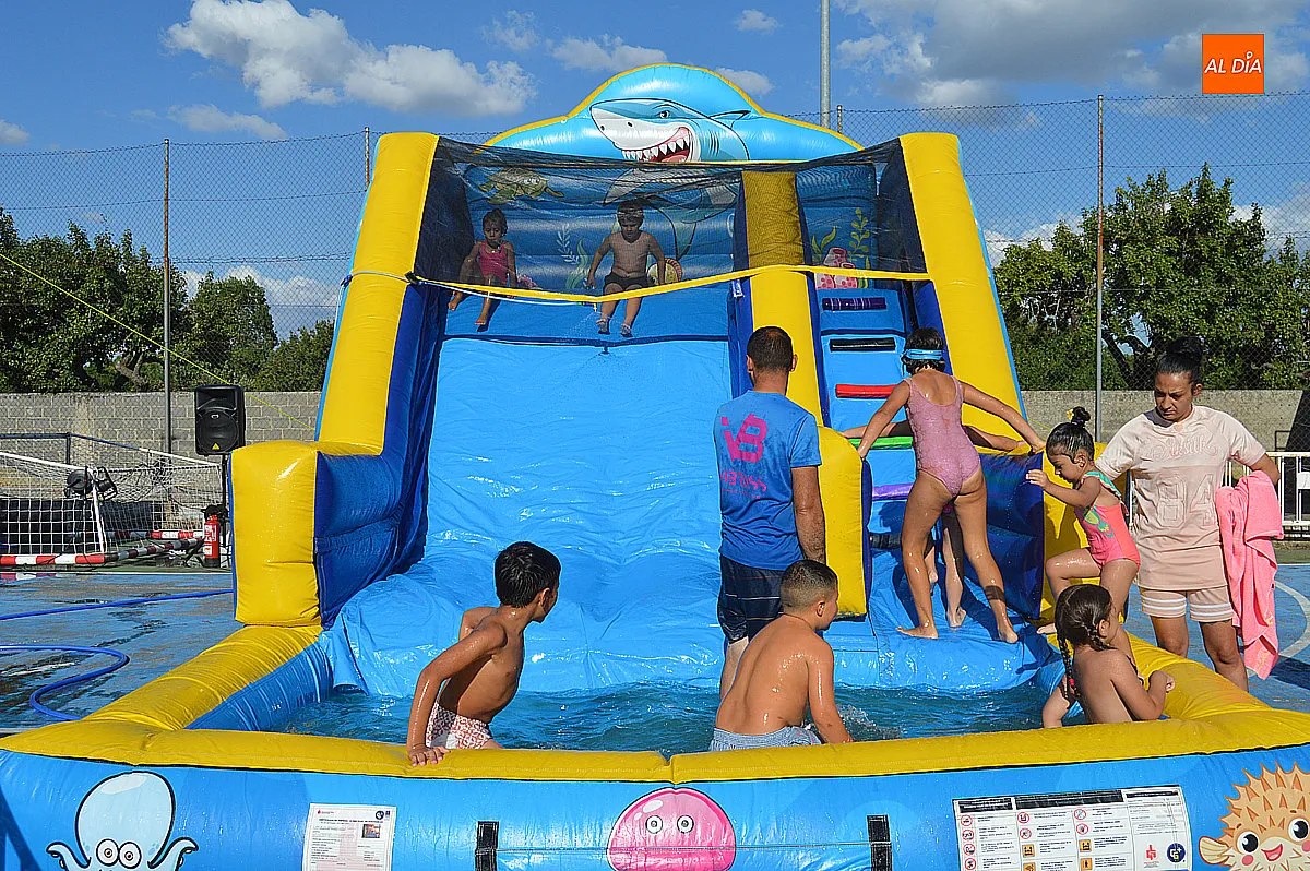 Hinchables y fiesta de la espuma en las fiestas del Barrio Nuevo 