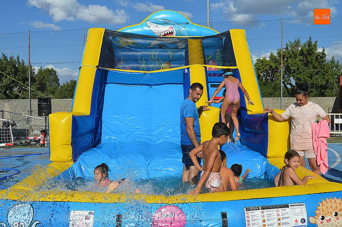 Hinchables y fiesta de la espuma en las fiestas del Barrio Nuevo 