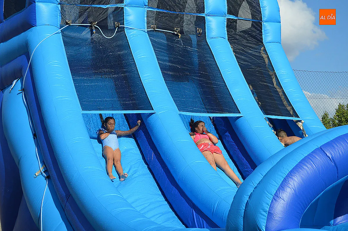 Hinchables y fiesta de la espuma en las fiestas del Barrio Nuevo 
