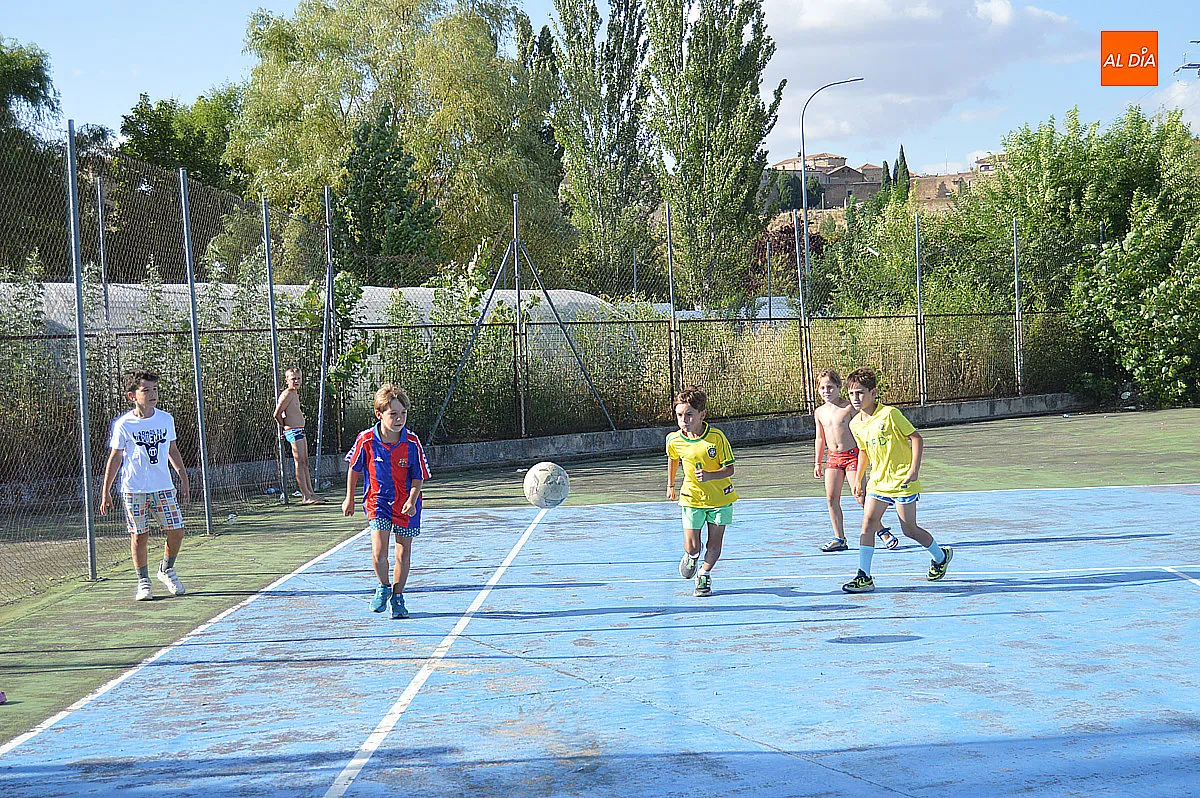 Hinchables y fiesta de la espuma en las fiestas del Barrio Nuevo 