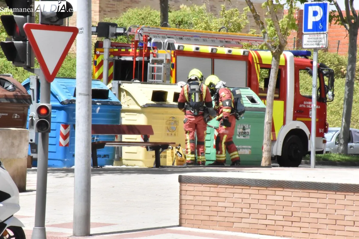 Los Bomberos sofocan el incendio de un contenedor en Garrido. Foto de Miguel González