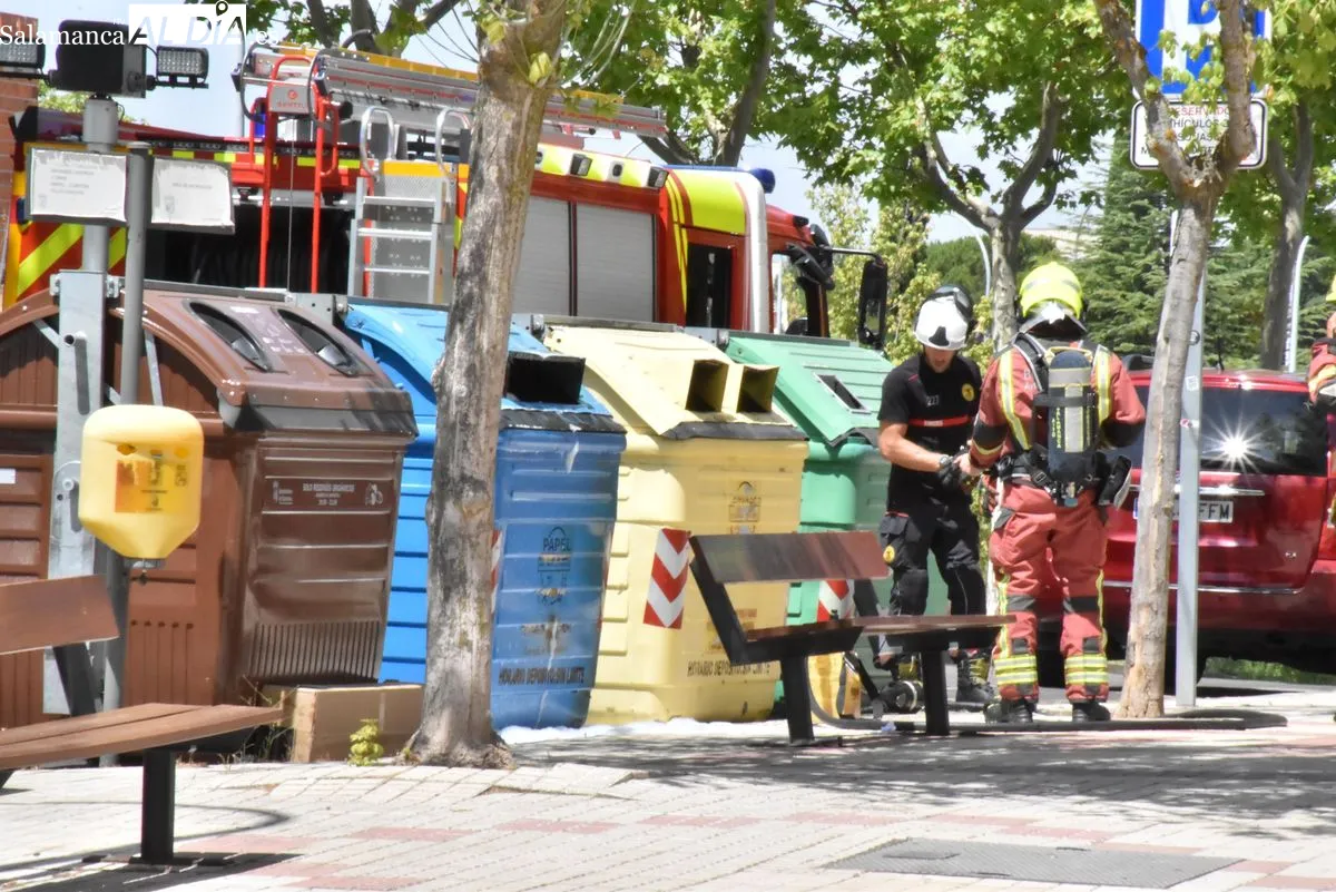 Los Bomberos sofocan el incendio de un contenedor en Garrido. Foto de Miguel González