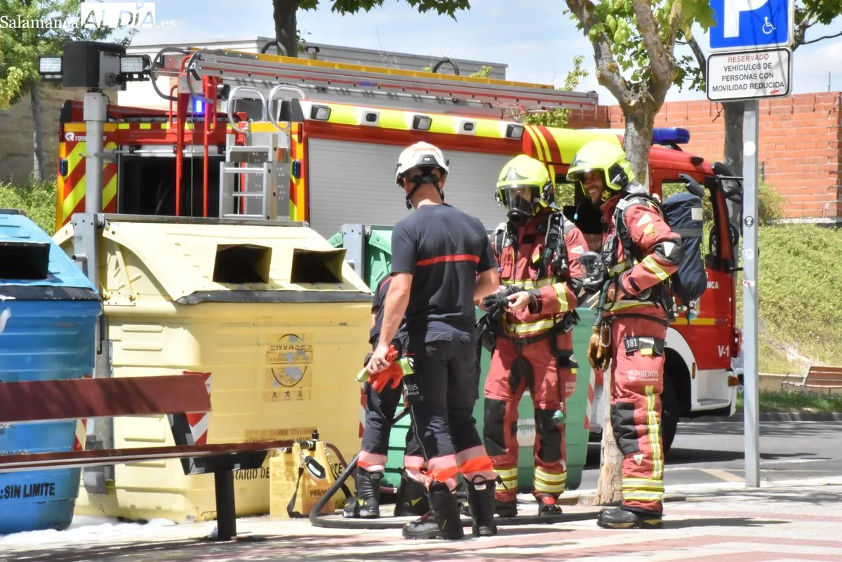 Los Bomberos sofocan el incendio de un contenedor en Garrido. Foto de Miguel González