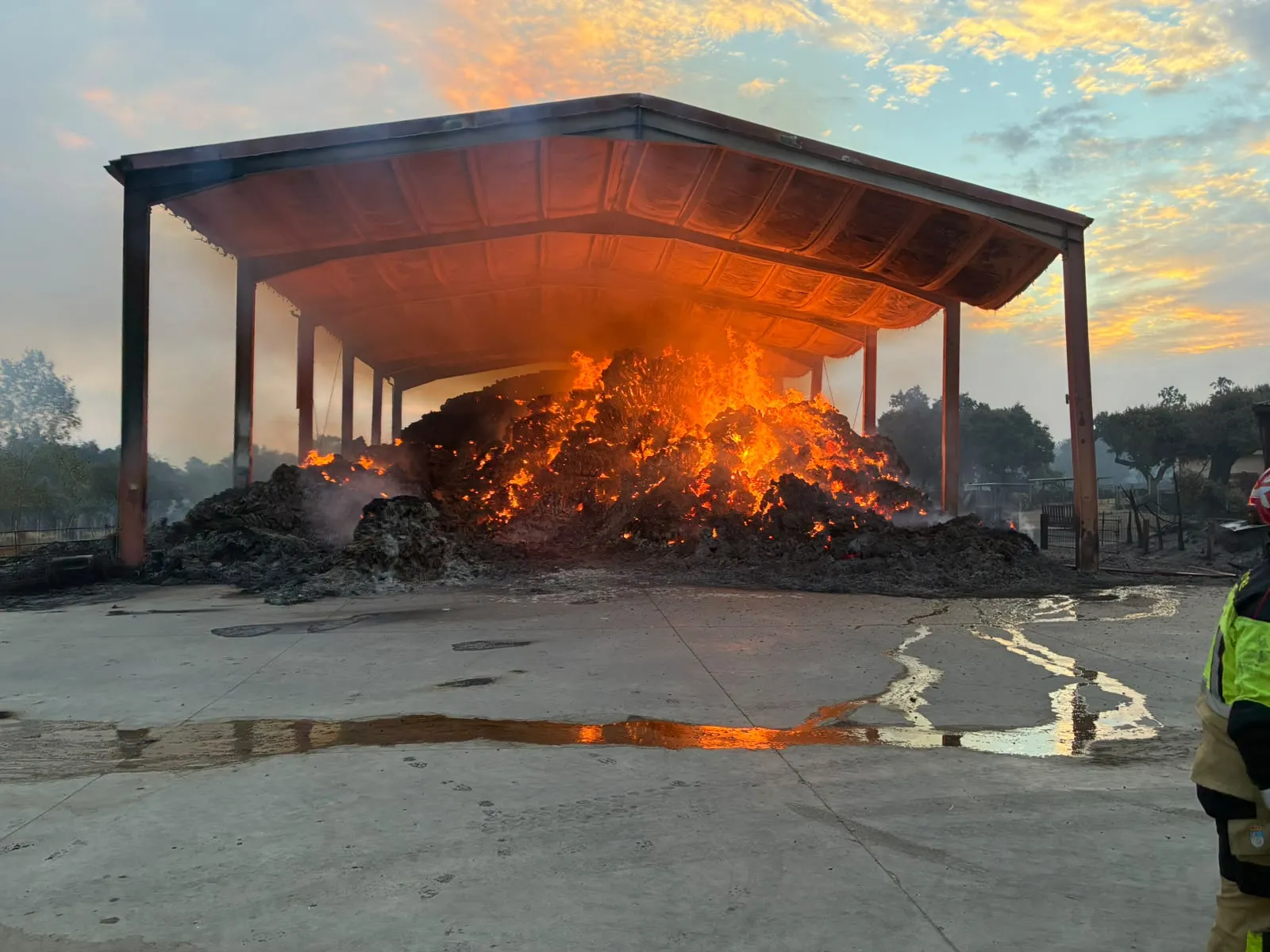 Foto 2 - As&iacute; defendieron los bomberos salmantinos el casco urbano de Fermoselle