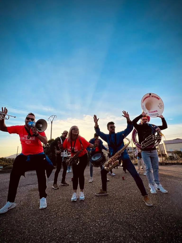 La charanga salmantina La Clave durante algunas de sus actuaciones 