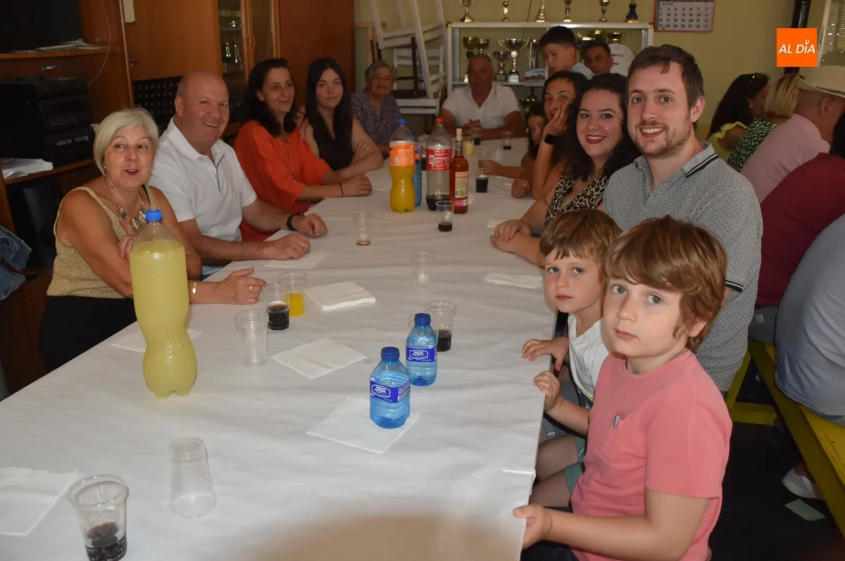 Foto 3 - M&uacute;sica, competici&oacute;n, comida y preg&oacute;n centran las fiestas de la Avenida Espa&ntilde;a 