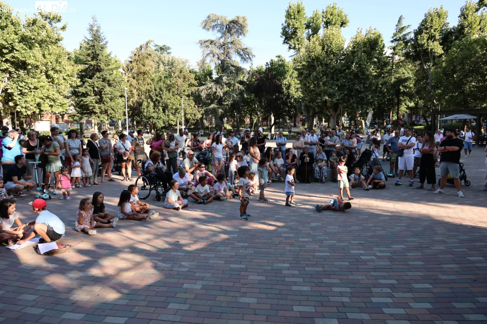 El parque de La Alamedilla acoge el Día de los Abuelos con un espectáculo de Kamaru Teatro | Fotos: David Sañudo