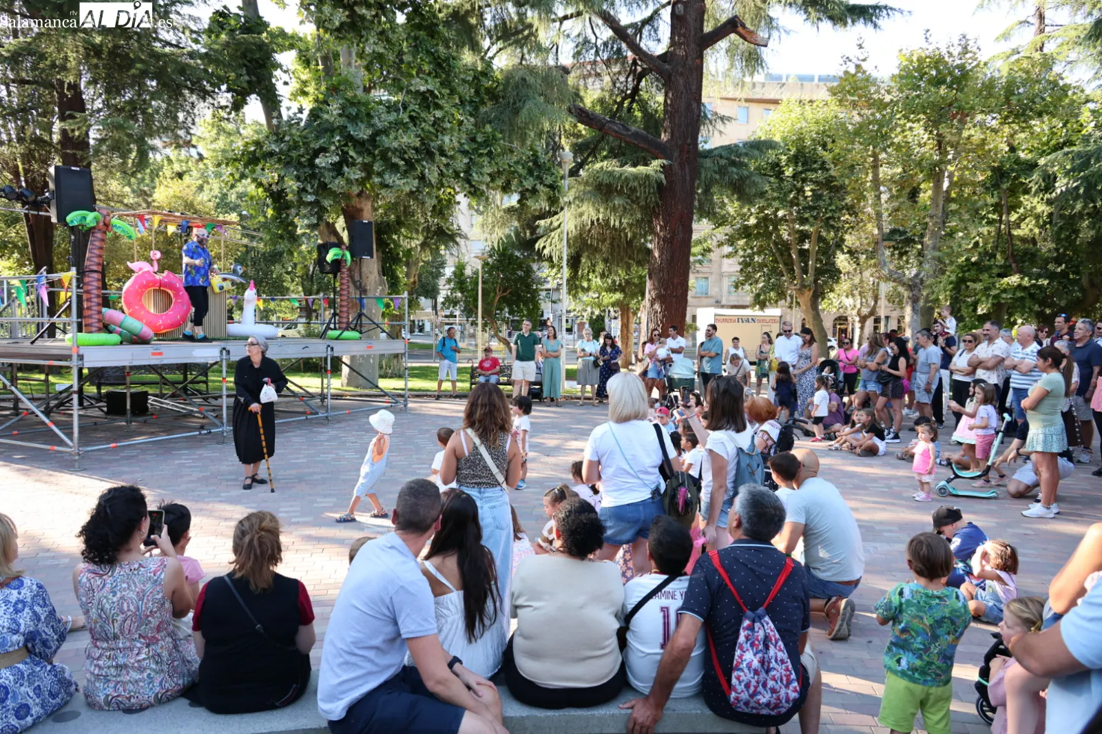 El parque de La Alamedilla acoge el Día de los Abuelos con un espectáculo de Kamaru Teatro | Fotos: David Sañudo