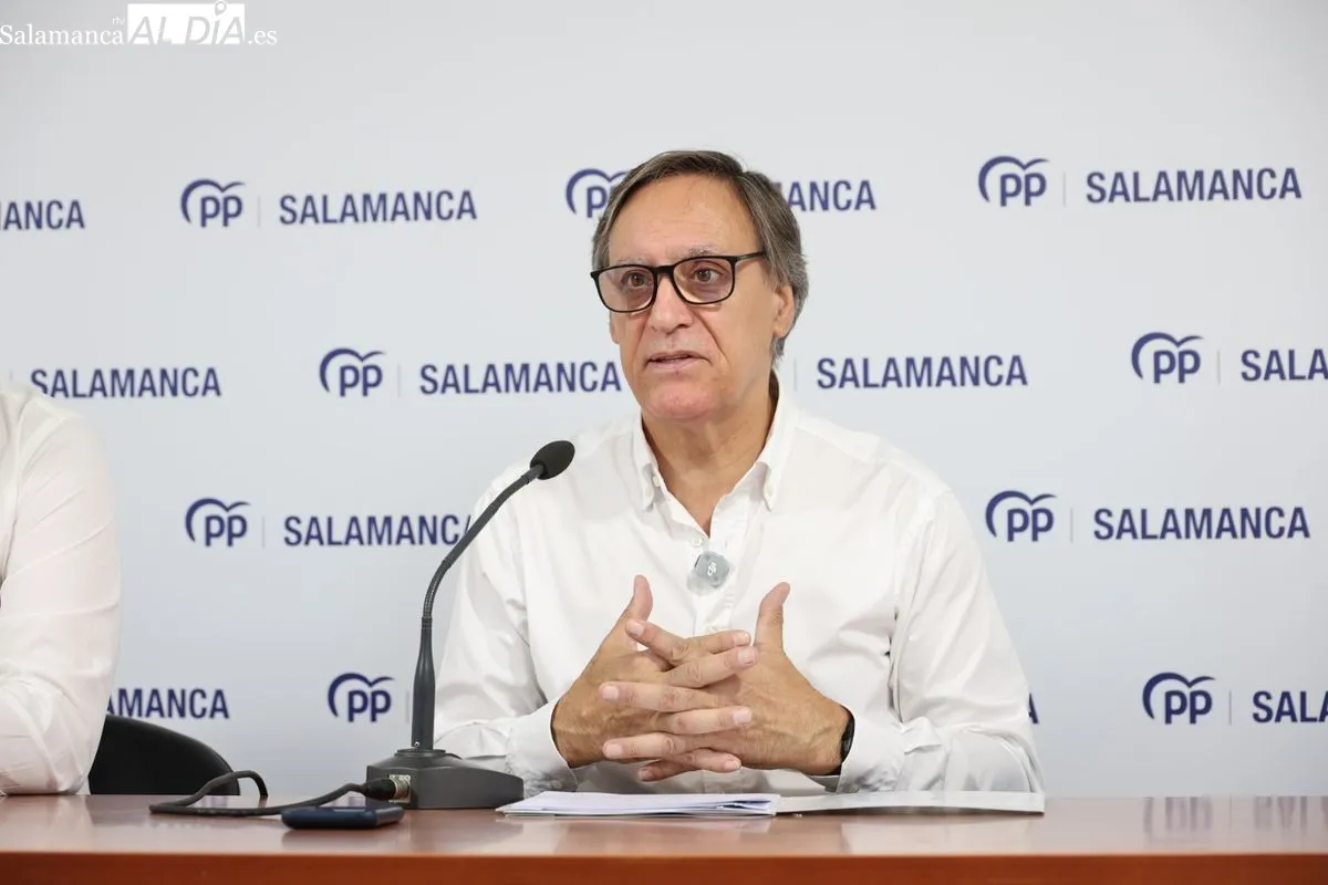 El presidente del Partido Popular de Salamanca, Carlos García Carbayo, acompañado por el secretario general del PP salmantino, David Mingo, antes de la celebración del Comité Ejecutivo Provincial. Fotos: David Sañudo 