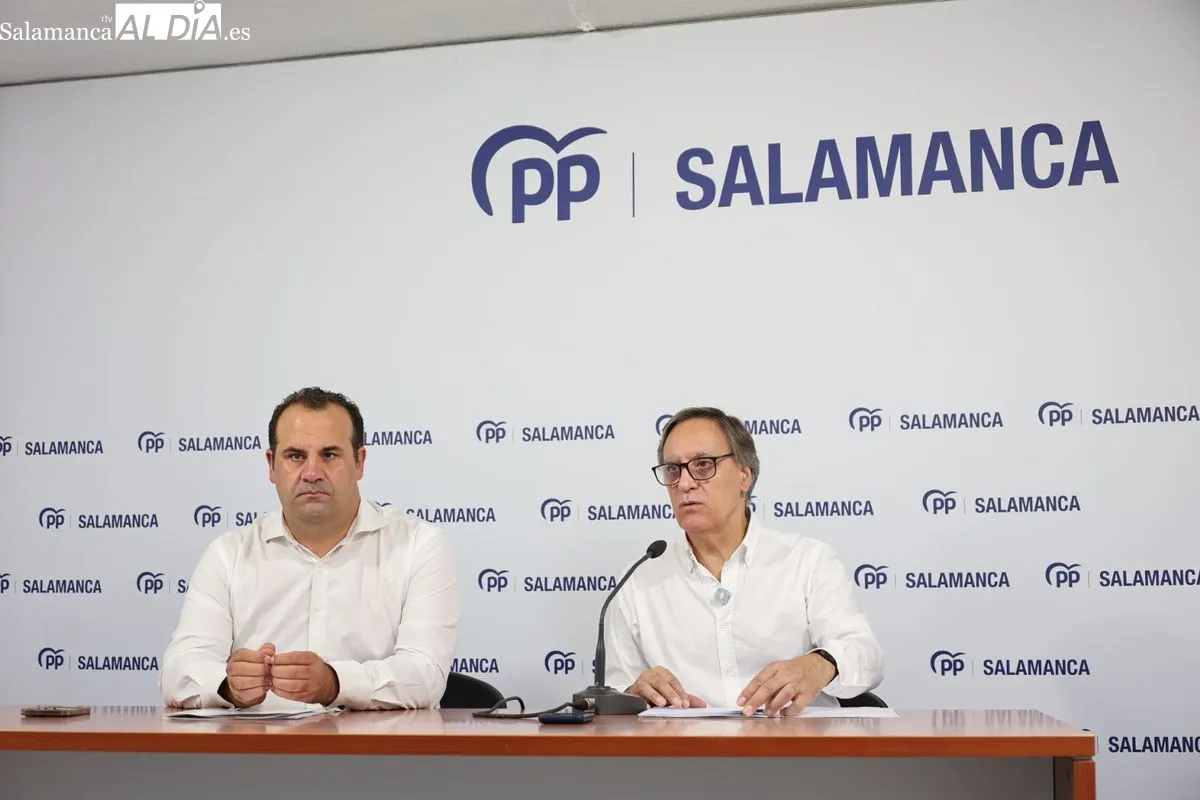 El presidente del Partido Popular de Salamanca, Carlos García Carbayo, acompañado por el secretario general del PP salmantino, David Mingo, antes de la celebración del Comité Ejecutivo Provincial. Fotos: David Sañudo 