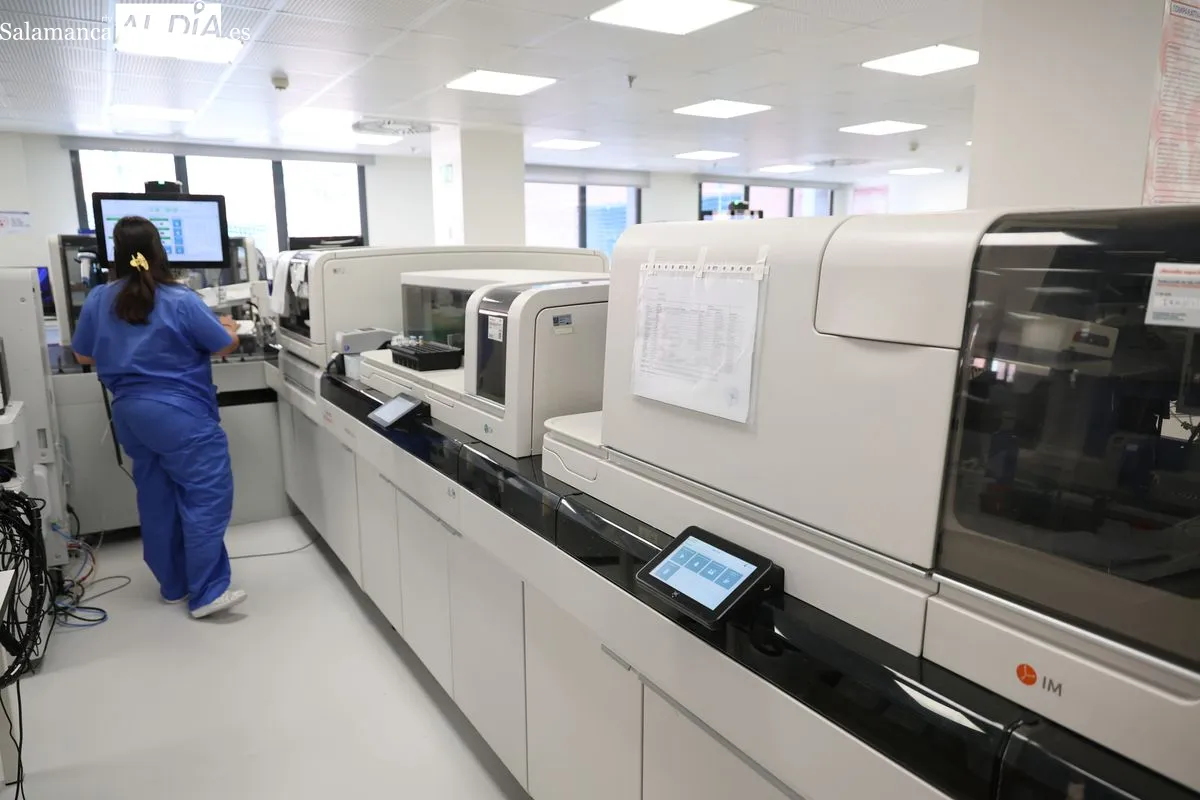Así funciona por dentro el laboratorio de Análisis Clínicos del Hospital de Salamanca | FOTOS: David Sañudo