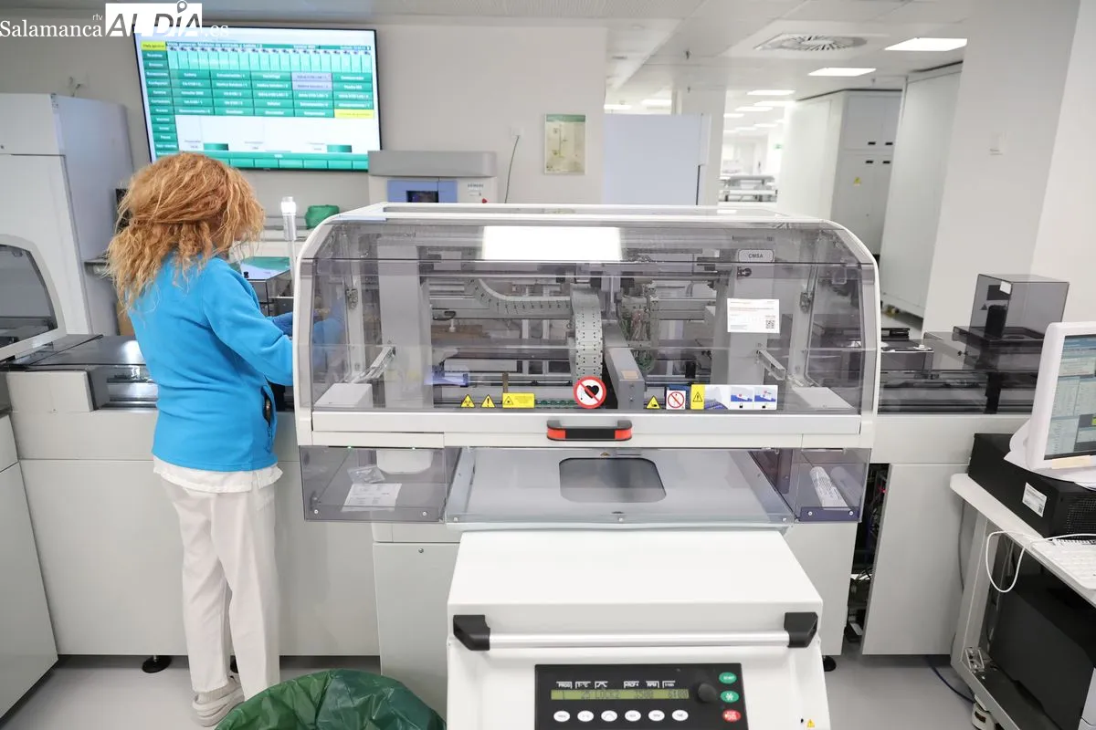 Así funciona por dentro el laboratorio de Análisis Clínicos del Hospital de Salamanca | FOTOS: David Sañudo