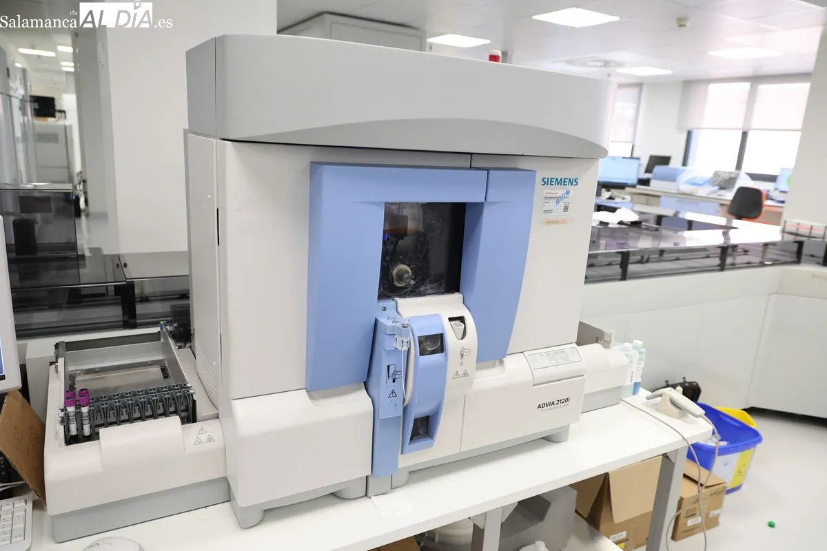 Así funciona por dentro el laboratorio de Análisis Clínicos del Hospital de Salamanca | FOTOS: David Sañudo