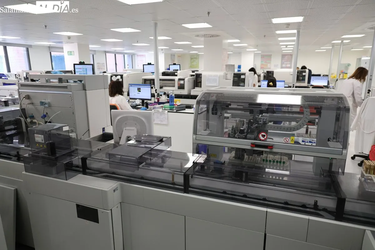 Así funciona por dentro el laboratorio de Análisis Clínicos del Hospital de Salamanca | FOTOS: David Sañudo