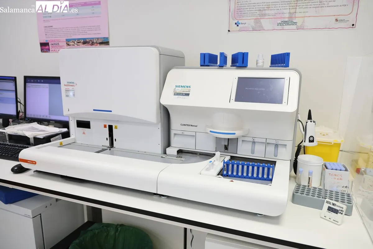 Así funciona por dentro el laboratorio de Análisis Clínicos del Hospital de Salamanca | FOTOS: David Sañudo