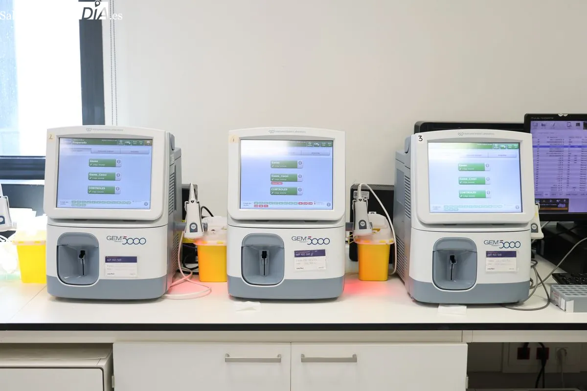 Así funciona por dentro el laboratorio de Análisis Clínicos del Hospital de Salamanca | FOTOS: David Sañudo