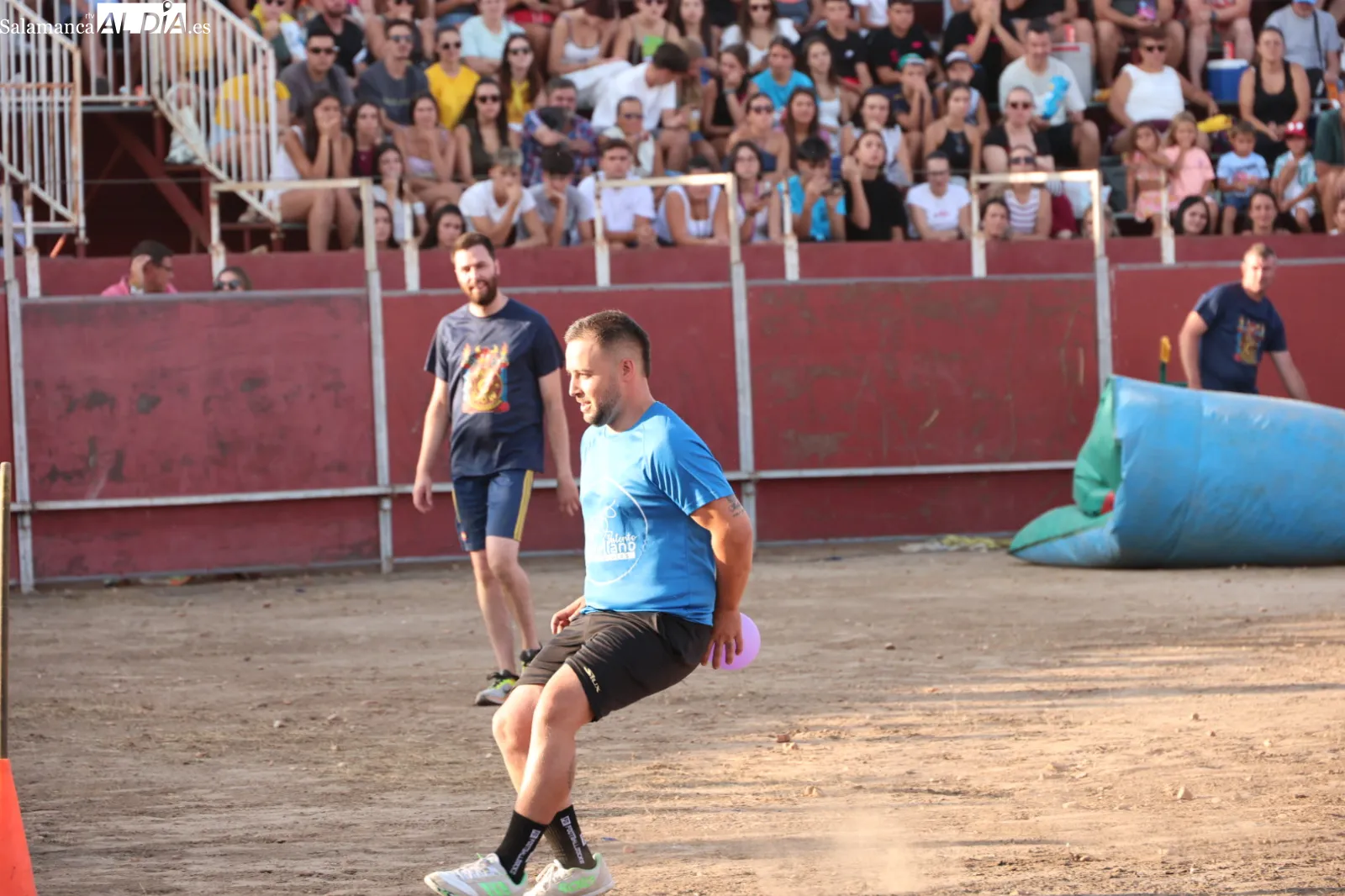 Diversión en la plaza de toros de Santa Marta con el Grand Prix y la capea de vaquillas. Fotos: David Sañudo