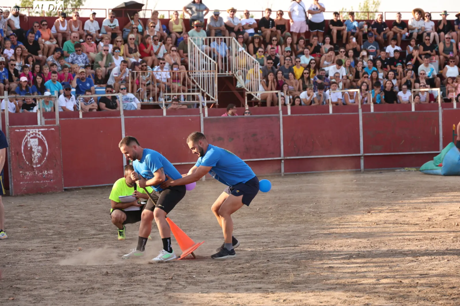 Diversión en la plaza de toros de Santa Marta con el Grand Prix y la capea de vaquillas. Fotos: David Sañudo
