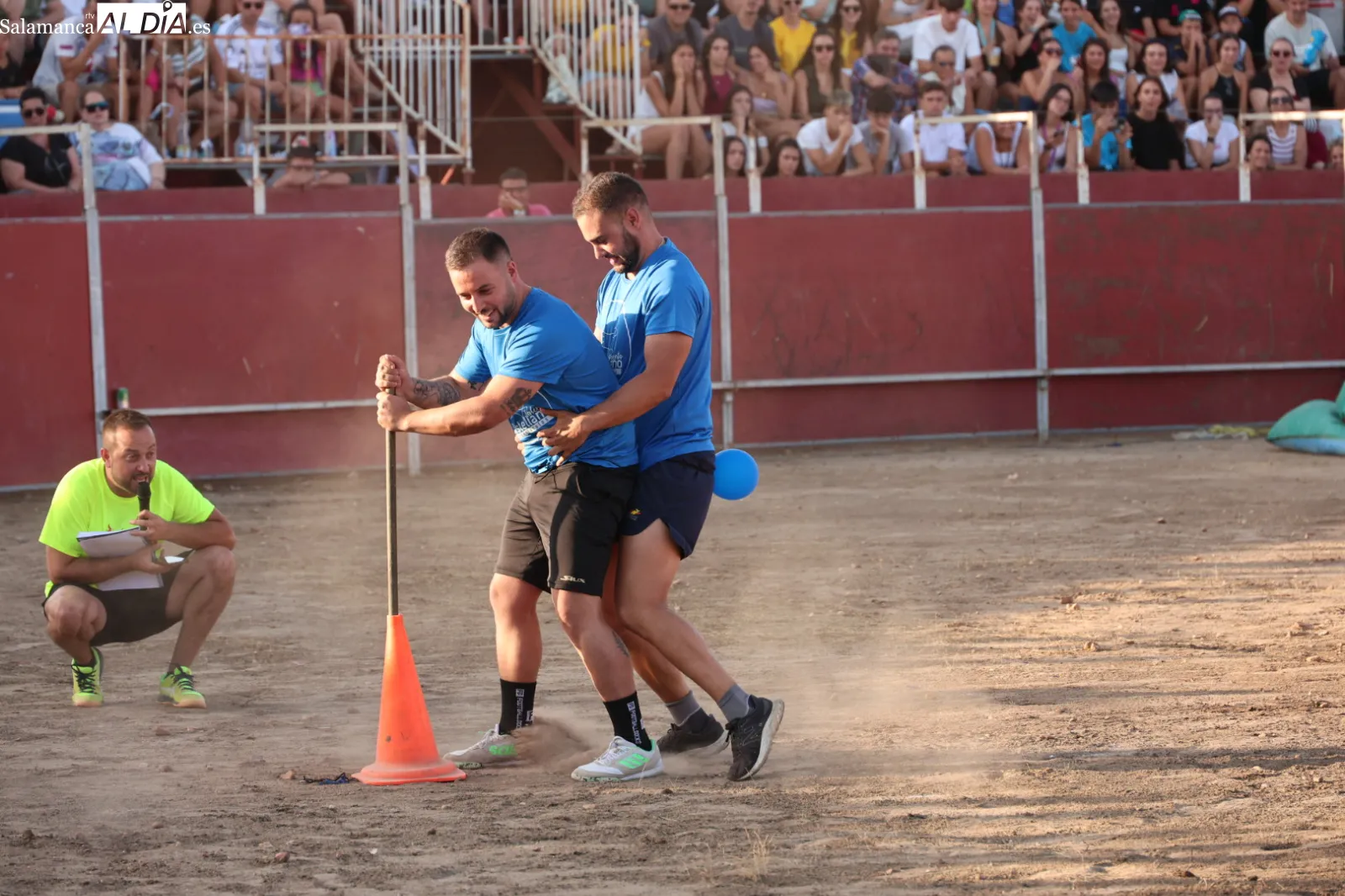 Diversión en la plaza de toros de Santa Marta con el Grand Prix y la capea de vaquillas. Fotos: David Sañudo