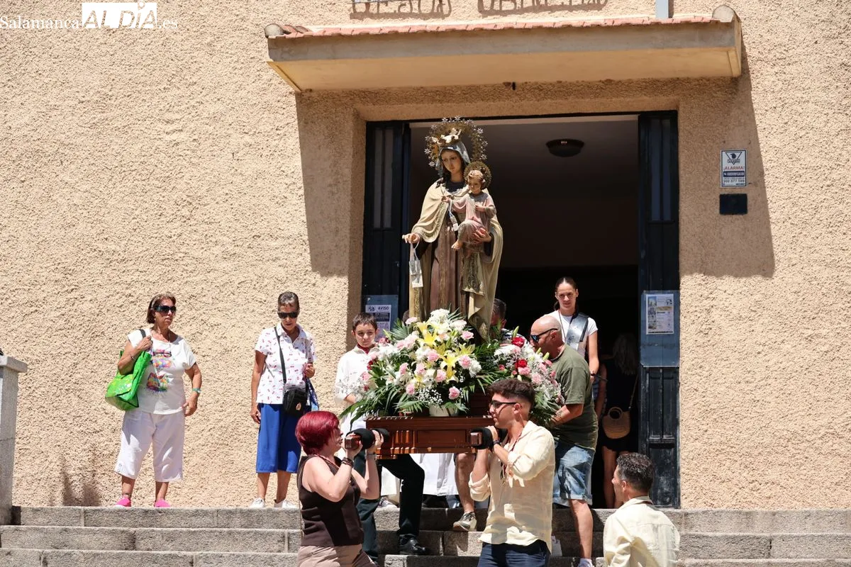 Devoción y tradición en Pizarrales con la procesión de la Virgen del Carmen | Fotos: David Sañudo