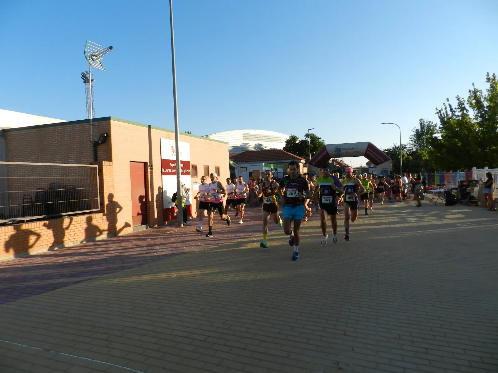Foto 2 - Ant&oacute;nio Rodrigues y Ver&oacute;nica Rodr&iacute;guez se imponen en la XI Carrera Popular de Carbajosa de la Sagrada