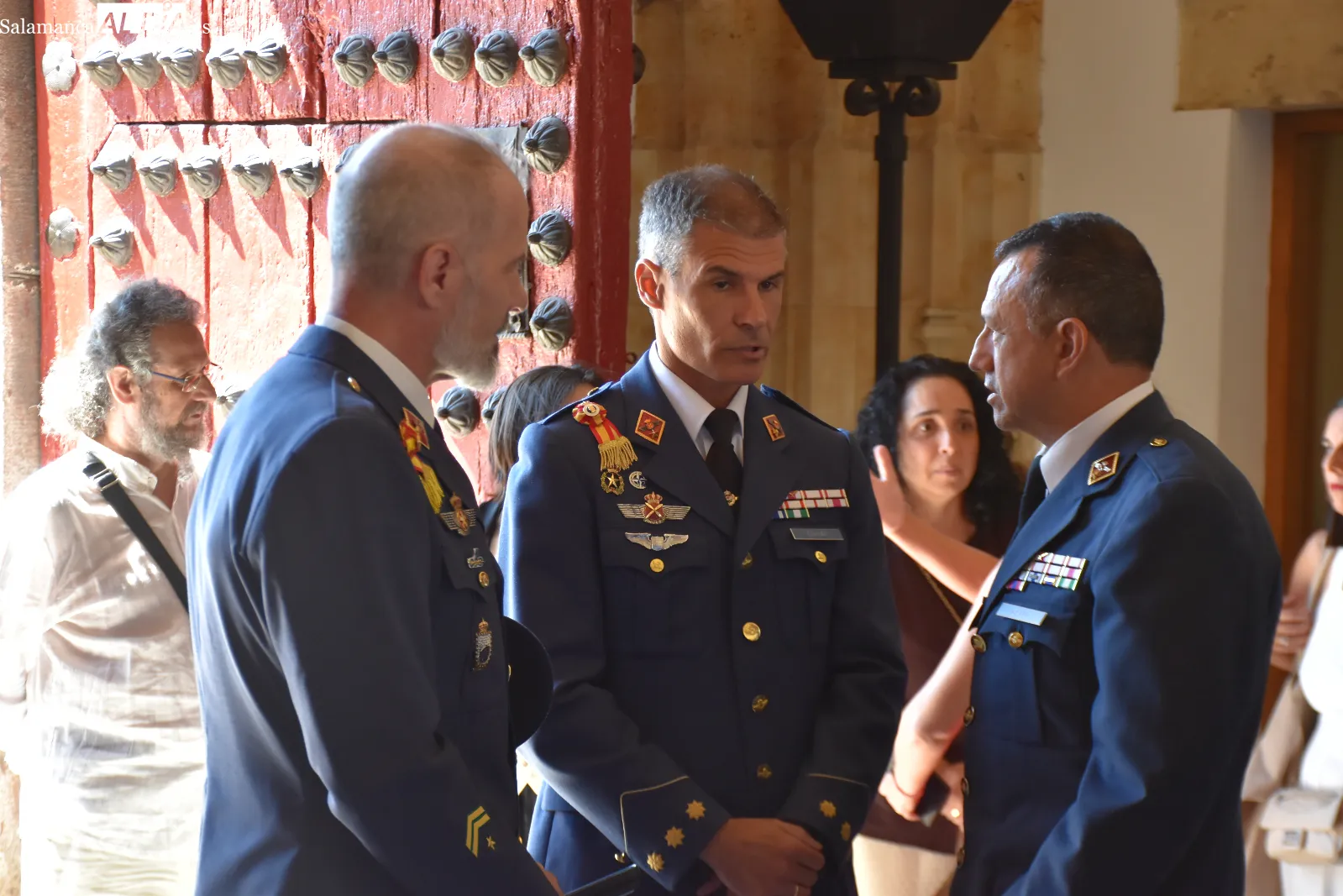 Emoción y entrega de alas en la graduación de las nuevas promociones de la Escuela de Pilotos Adventia-USAL. Fotos de MIguel González