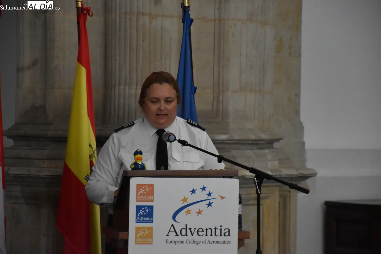 Emoción y entrega de alas en la graduación de las nuevas promociones de la Escuela de Pilotos Adventia-USAL. Fotos de MIguel González