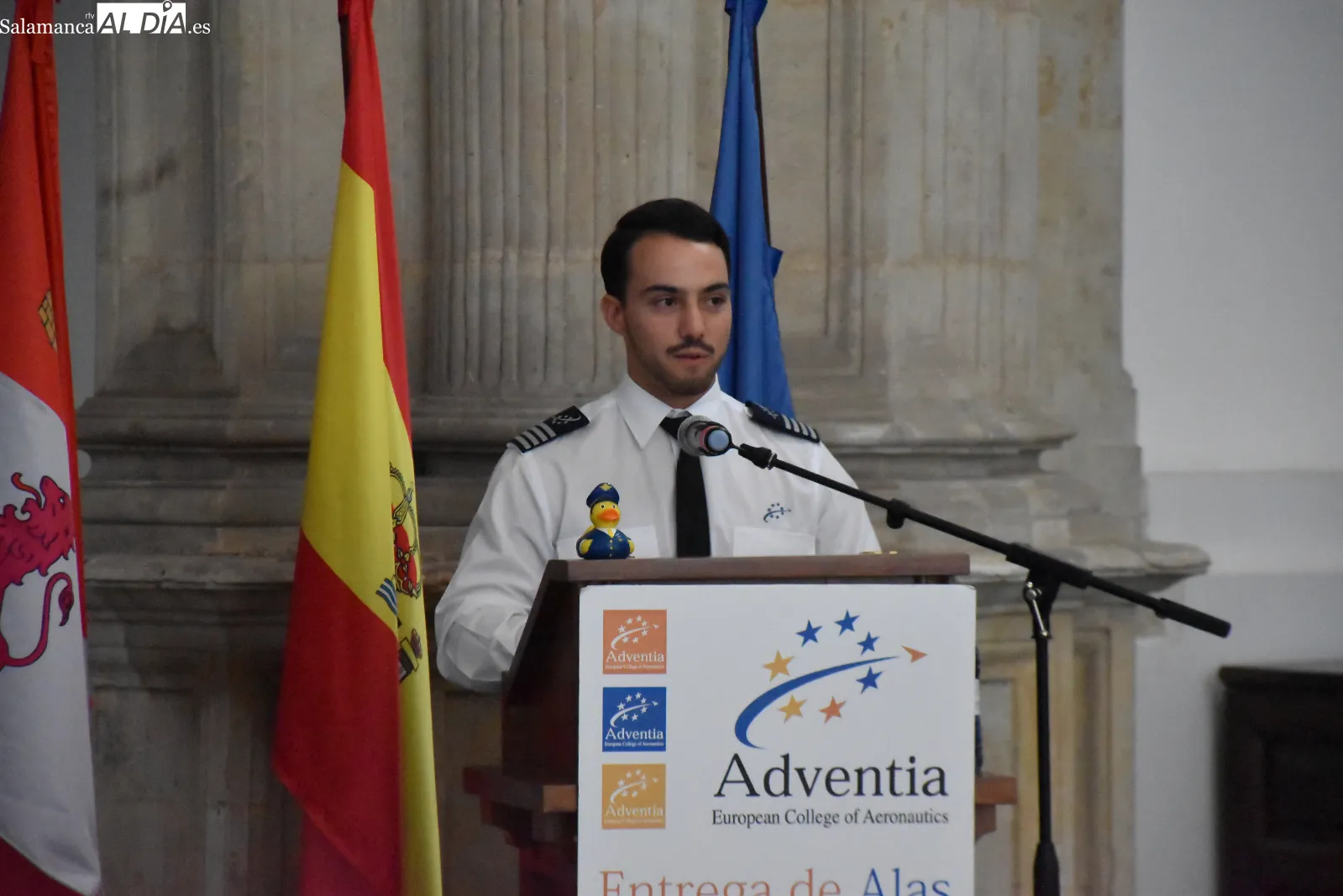 Emoción y entrega de alas en la graduación de las nuevas promociones de la Escuela de Pilotos Adventia-USAL. Fotos de MIguel González