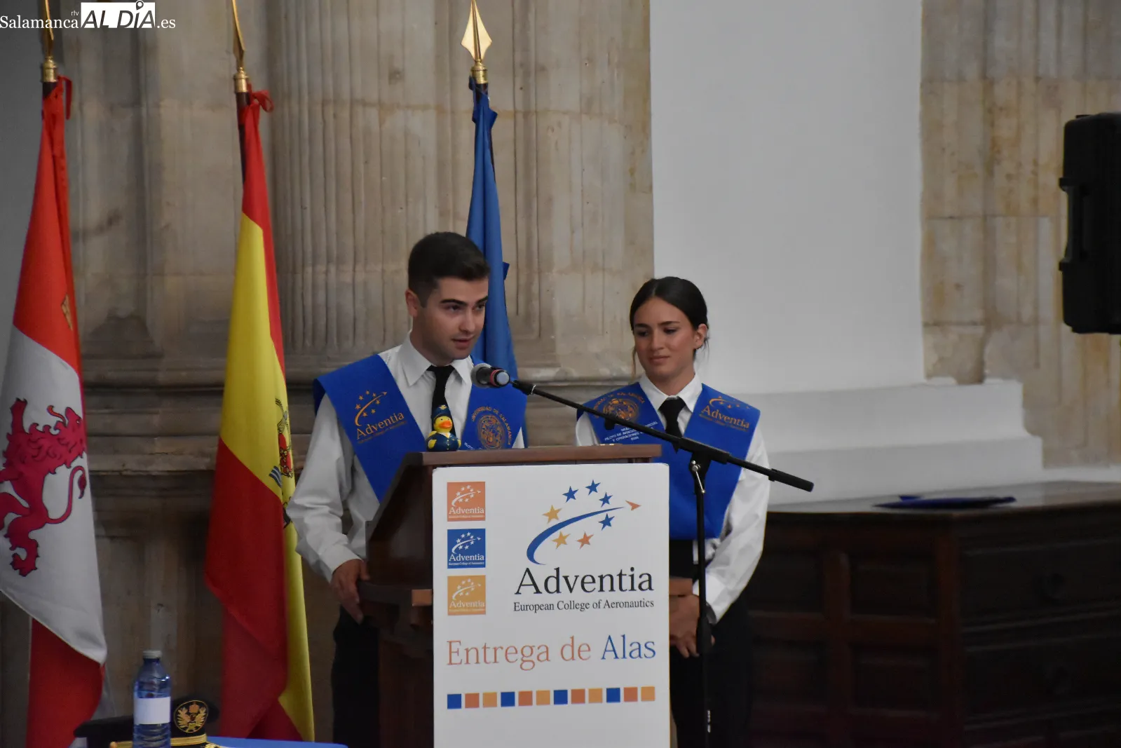 Emoción y entrega de alas en la graduación de las nuevas promociones de la Escuela de Pilotos Adventia-USAL. Fotos de MIguel González