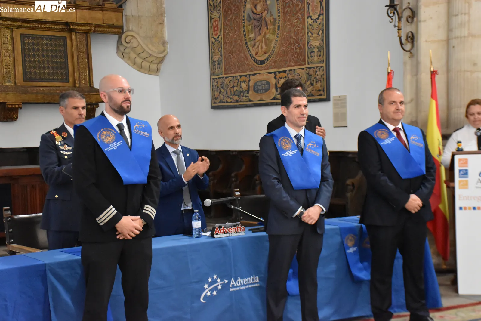Emoción y entrega de alas en la graduación de las nuevas promociones de la Escuela de Pilotos Adventia-USAL. Fotos de MIguel González