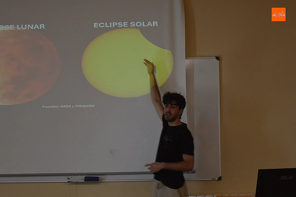 Foto 3 - Gran &eacute;xito en la charla divulgativa de Astrobiga sobre el eclipse solar 
