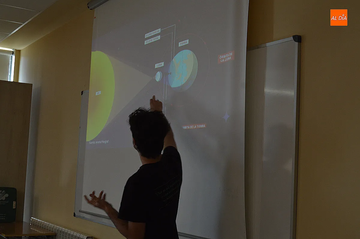 Foto 5 - Gran &eacute;xito en la charla divulgativa de Astrobiga sobre el eclipse solar 
