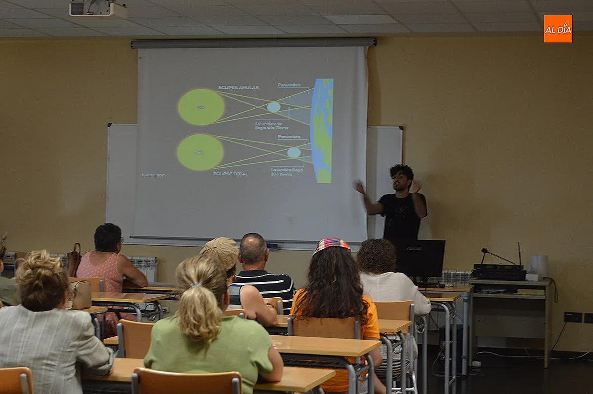 Foto 9 - Gran &eacute;xito en la charla divulgativa de Astrobiga sobre el eclipse solar 
