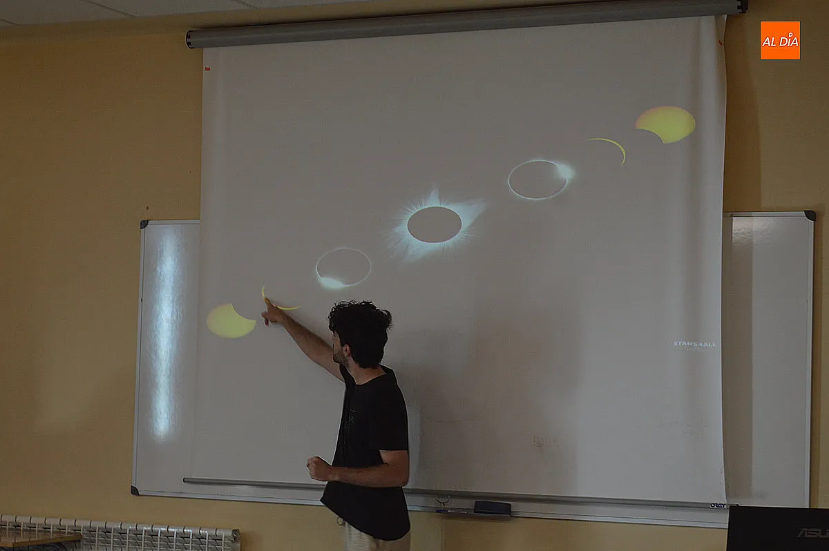 Foto 10 - Gran &eacute;xito en la charla divulgativa de Astrobiga sobre el eclipse solar 