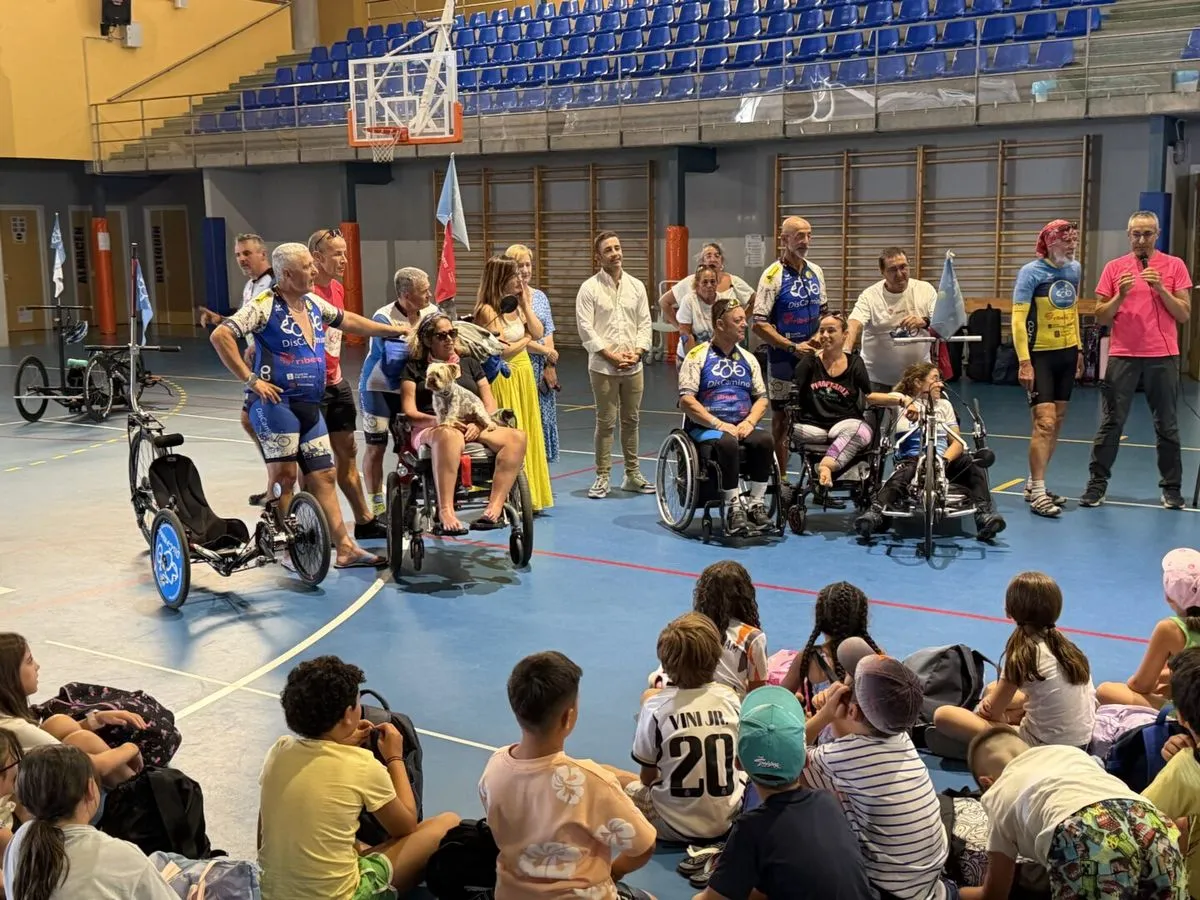 Foto 3 - La expedici&oacute;n inclusiva de 'Discamino' hace parada en Guijuelo en su reto hacia Santiago