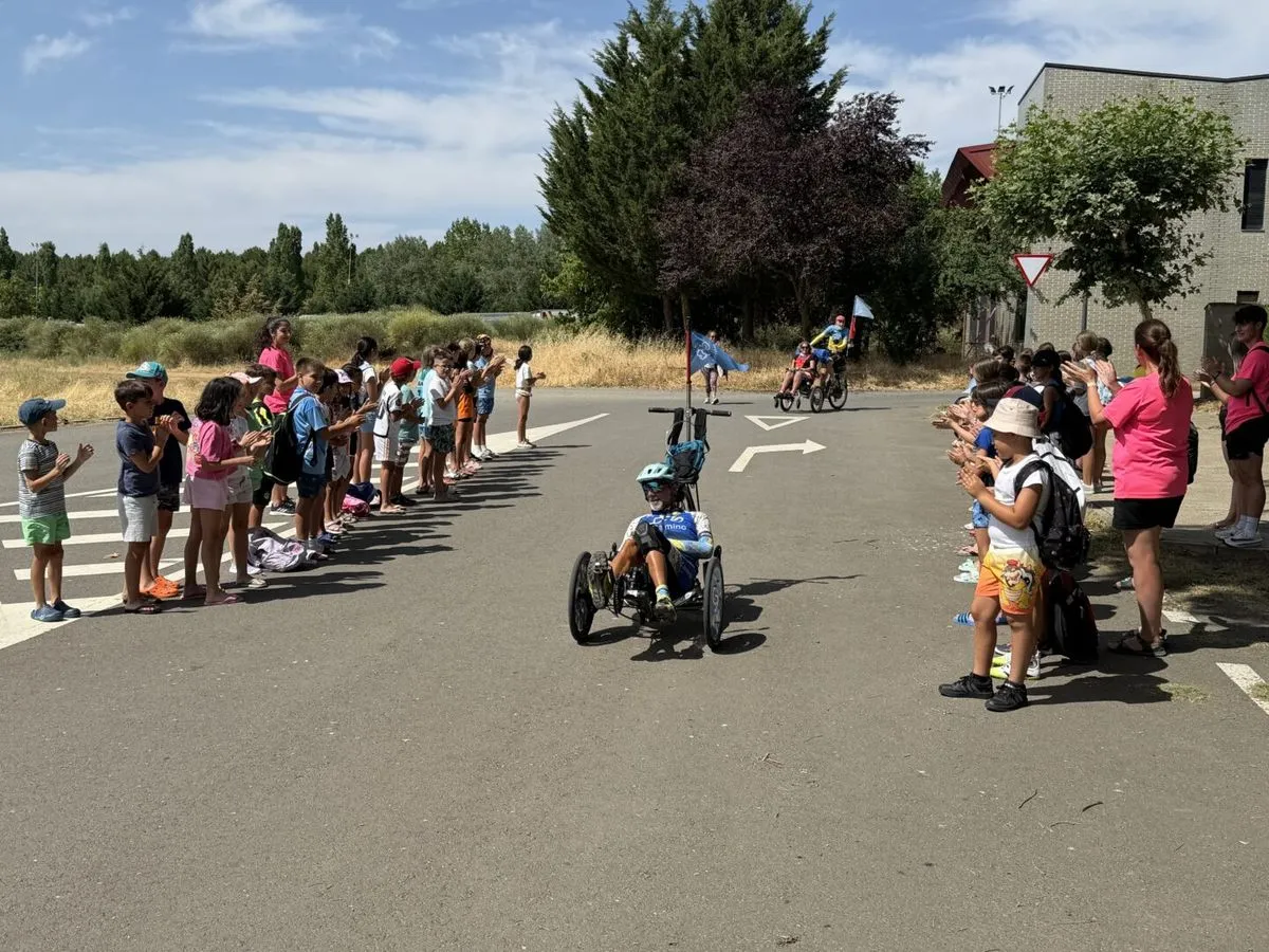 Foto 5 - La expedici&oacute;n inclusiva de 'Discamino' hace parada en Guijuelo en su reto hacia Santiago