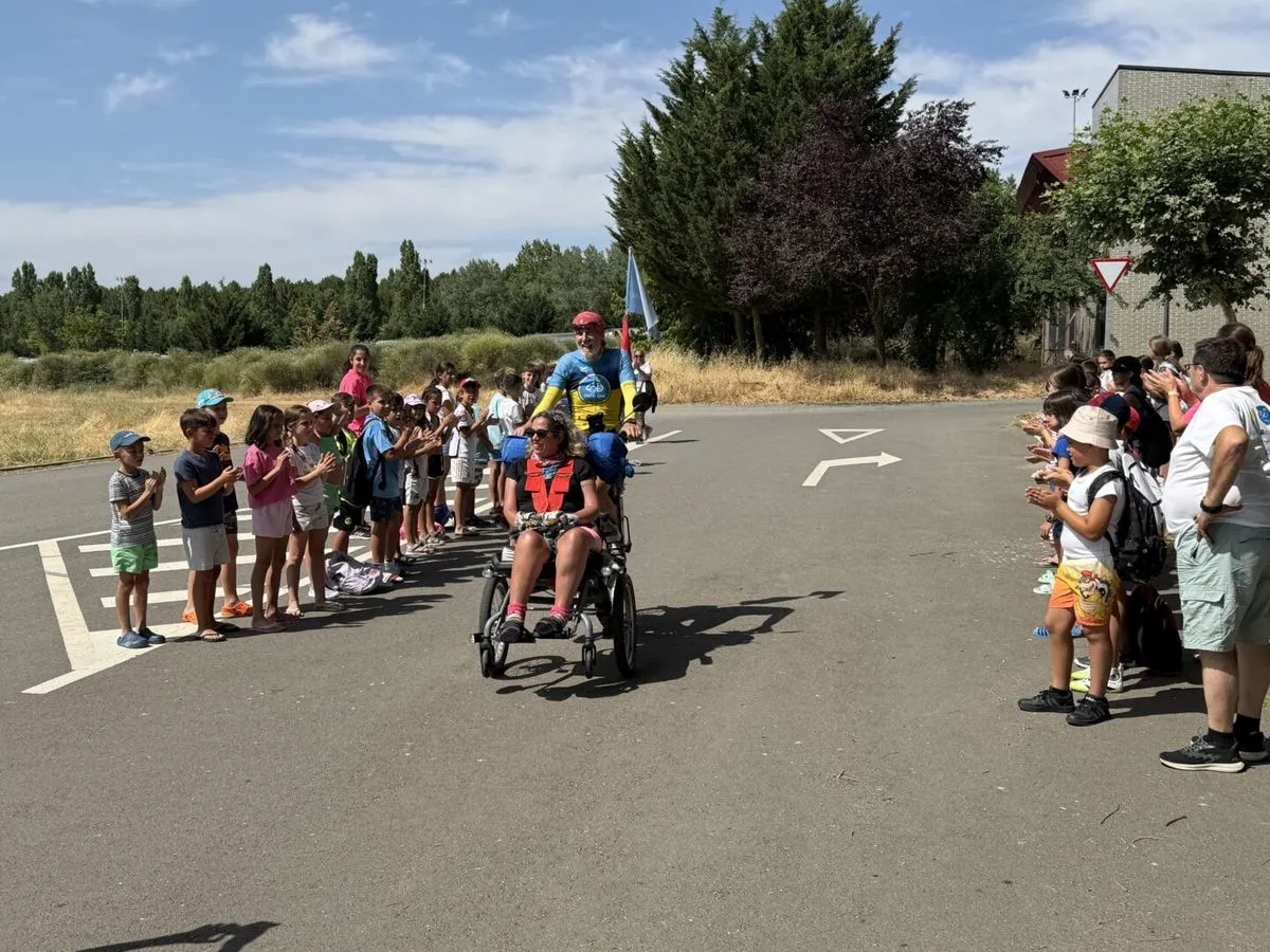 Foto 6 - La expedici&oacute;n inclusiva de 'Discamino' hace parada en Guijuelo en su reto hacia Santiago