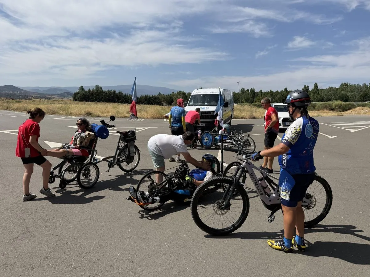 Foto 9 - La expedici&oacute;n inclusiva de 'Discamino' hace parada en Guijuelo en su reto hacia Santiago
