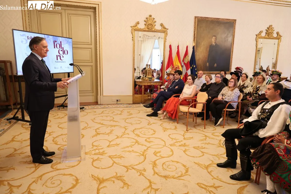 Presentación en el Ayuntamiento del V Festival Internacional de Folclore que se celebra en Salamanca. Foto de David Sañudo