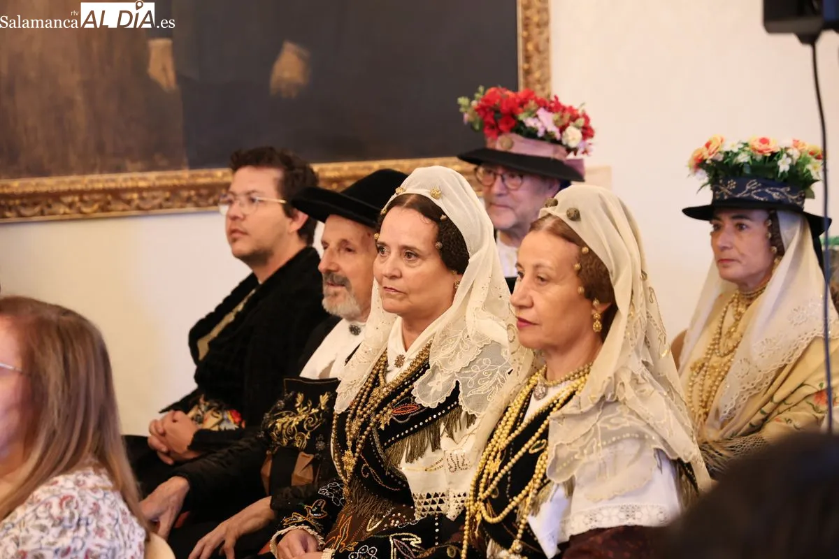 Presentación en el Ayuntamiento del V Festival Internacional de Folclore que se celebra en Salamanca. Foto de David Sañudo