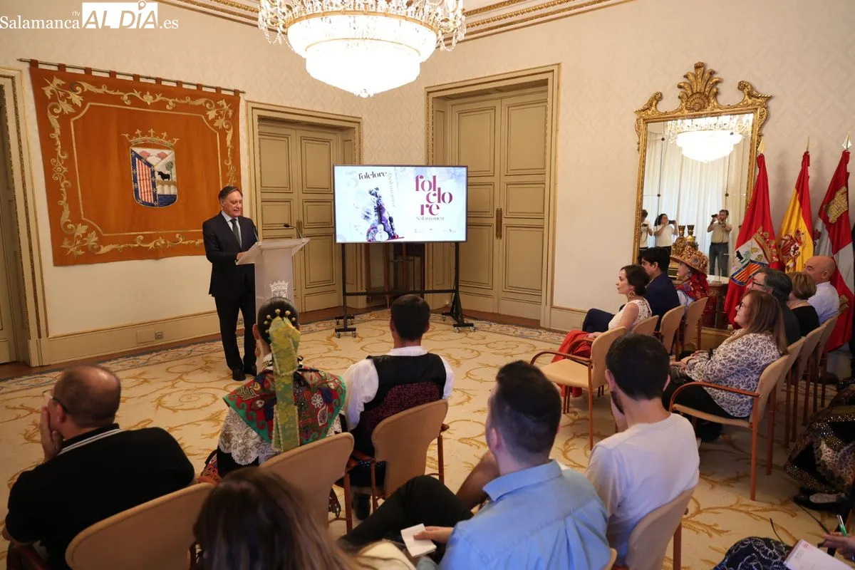Presentación en el Ayuntamiento del V Festival Internacional de Folclore que se celebra en Salamanca. Foto de David Sañudo