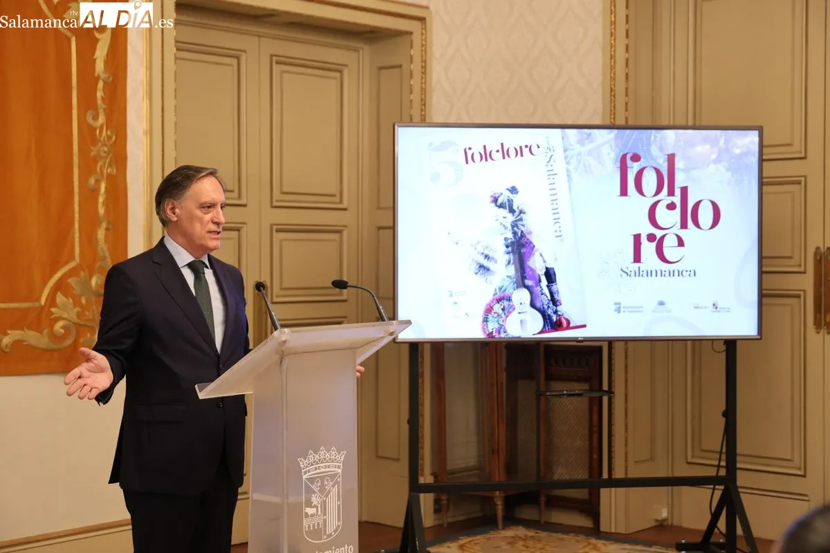 Presentación en el Ayuntamiento del V Festival Internacional de Folclore que se celebra en Salamanca. Foto de David Sañudo