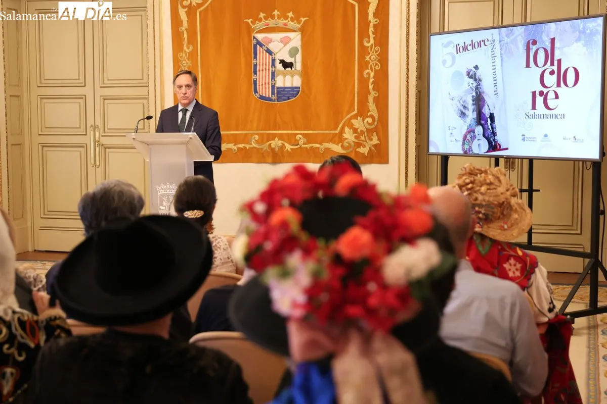 Presentación en el Ayuntamiento del V Festival Internacional de Folclore que se celebra en Salamanca. Foto de David Sañudo