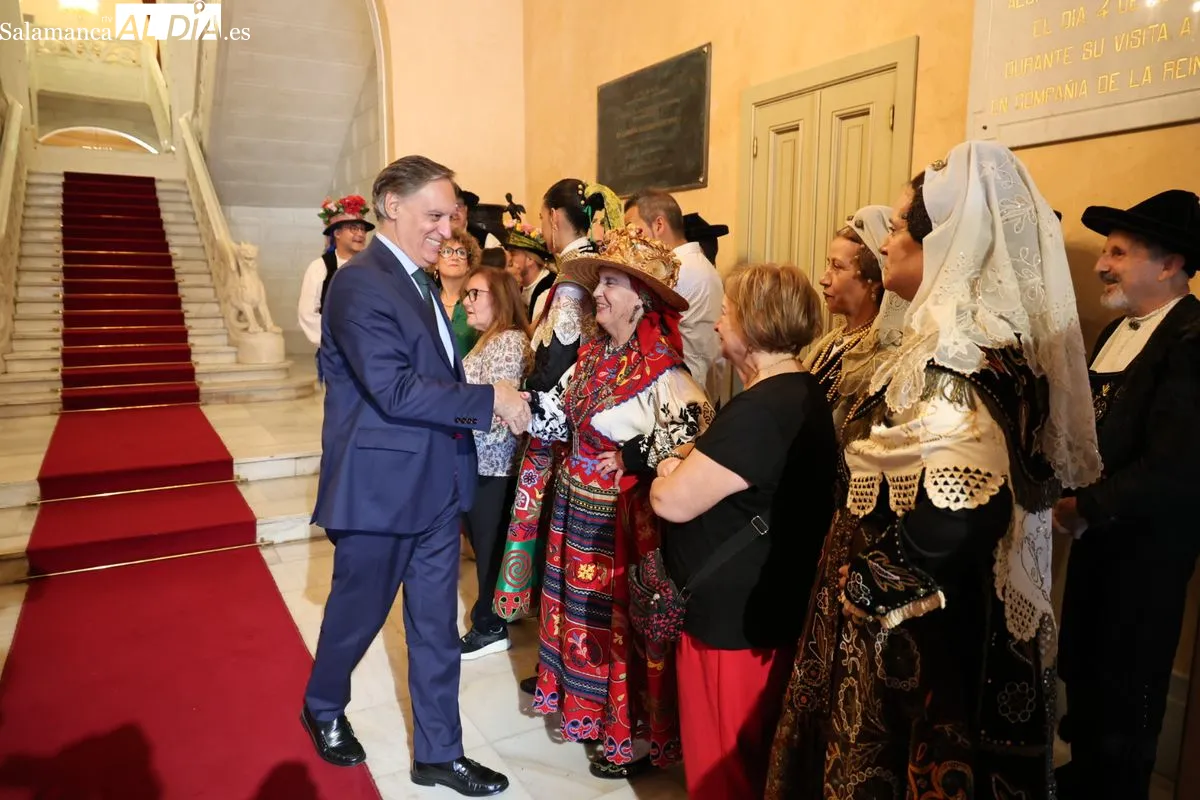 Presentación en el Ayuntamiento del V Festival Internacional de Folclore que se celebra en Salamanca. Foto de David Sañudo
