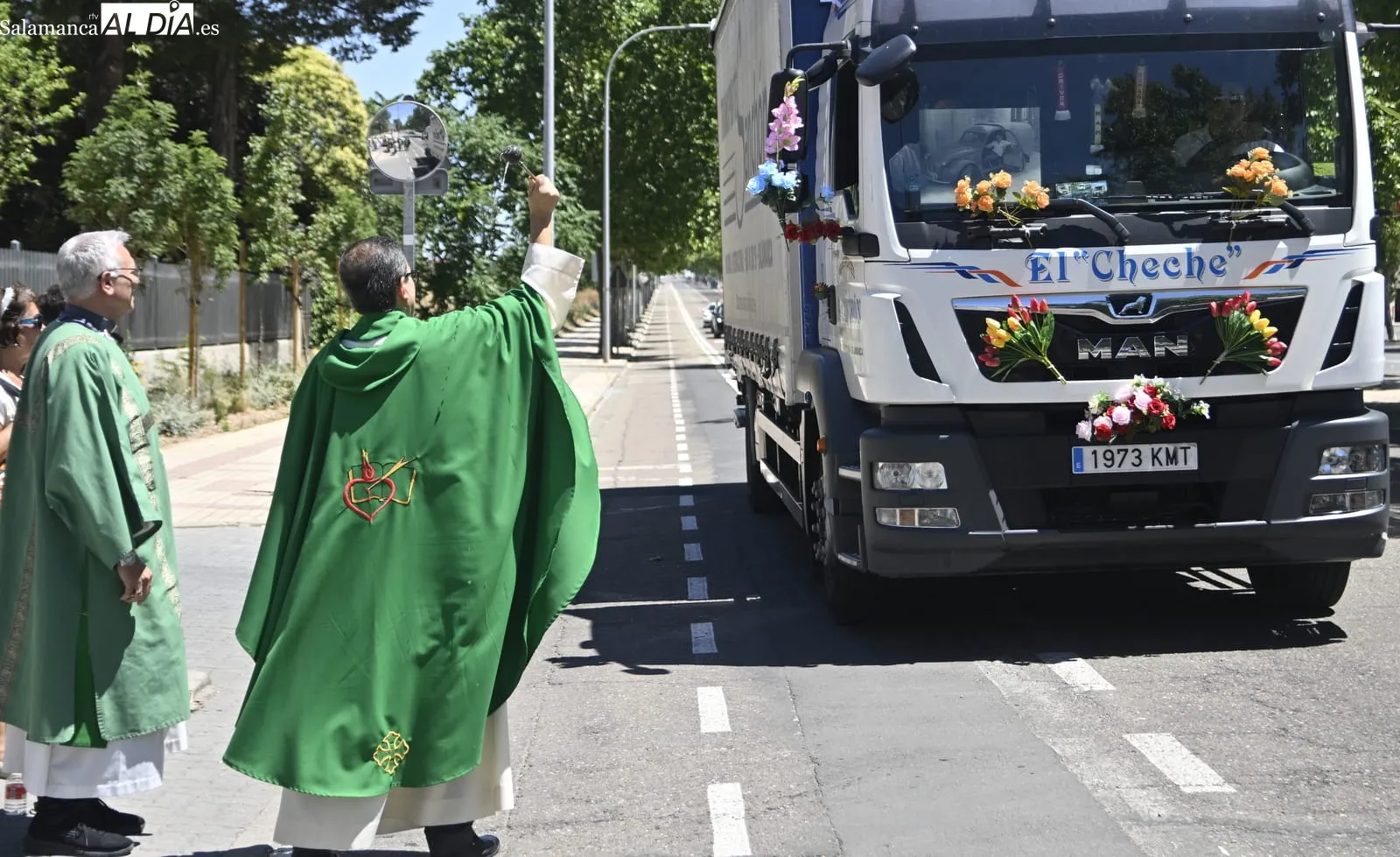 Foto 2 - FOTOS | Salamanca bendice sus veh&iacute;culos por San Crist&oacute;bal