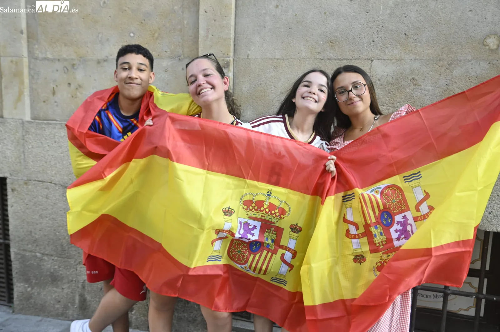 FOTOS | Los salmantinos no se pierden el España - Bélgica del Mundial para arrancar el fin de semana a lo grande